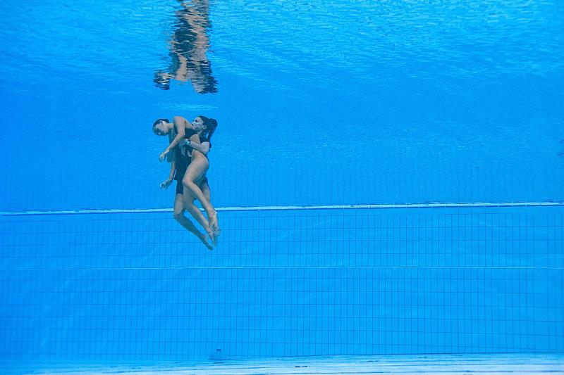世游赛 | 惊险！美国花游选手水中昏厥，教练跳水相救阻止悲剧发生(1)