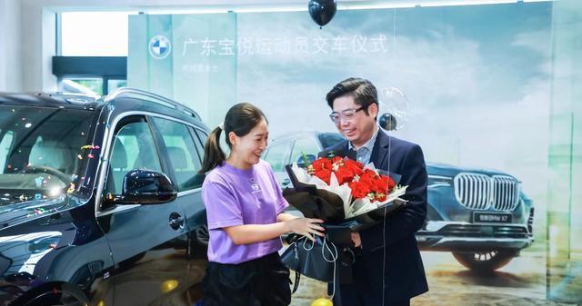 身价上千万！31岁刘诗雯购买百万豪车被送花，透露最新退役消息(2)