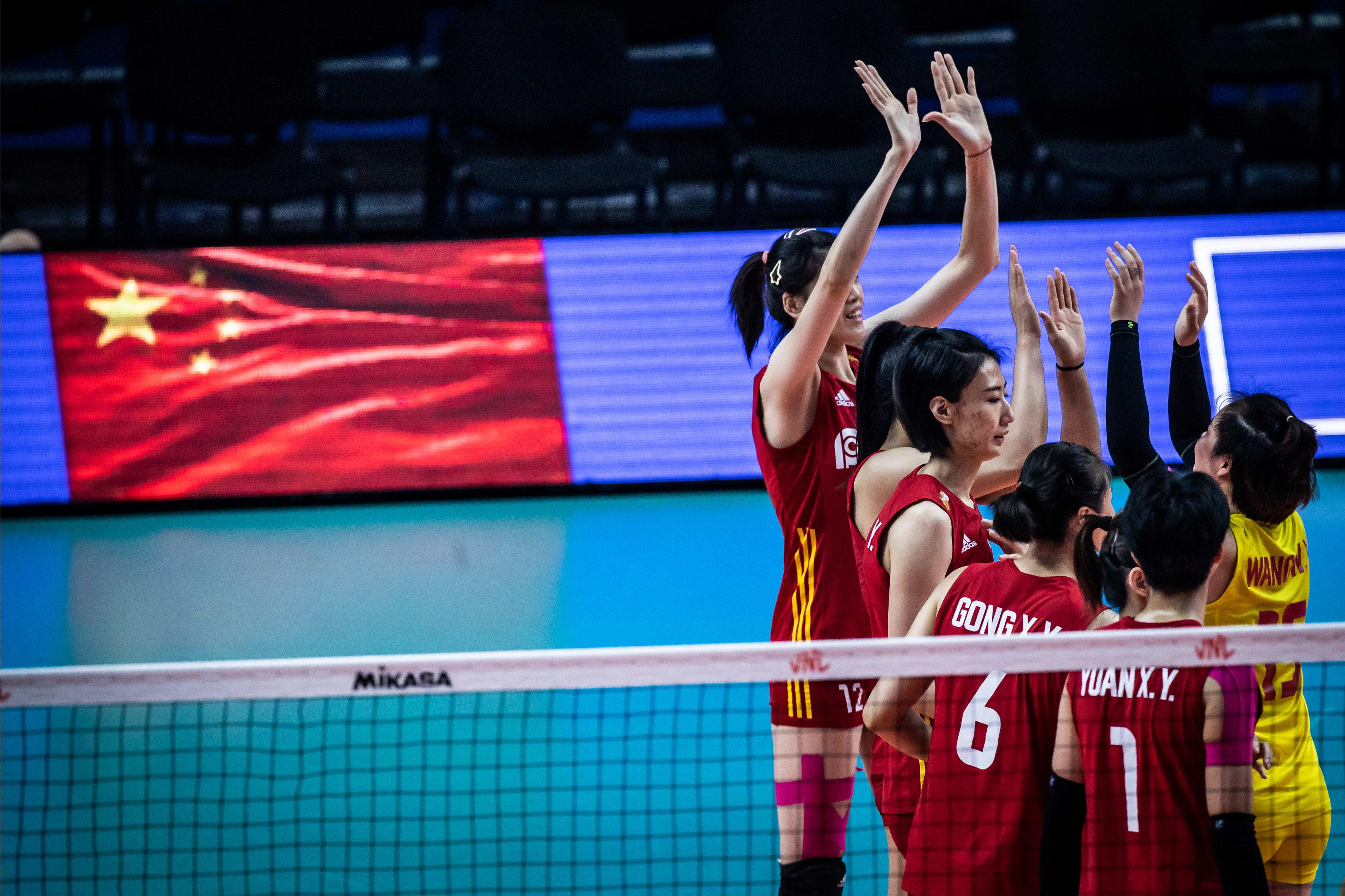 中国女排3-0横扫多米尼加，两连胜晋级总决赛！全队三人得分上双(1)