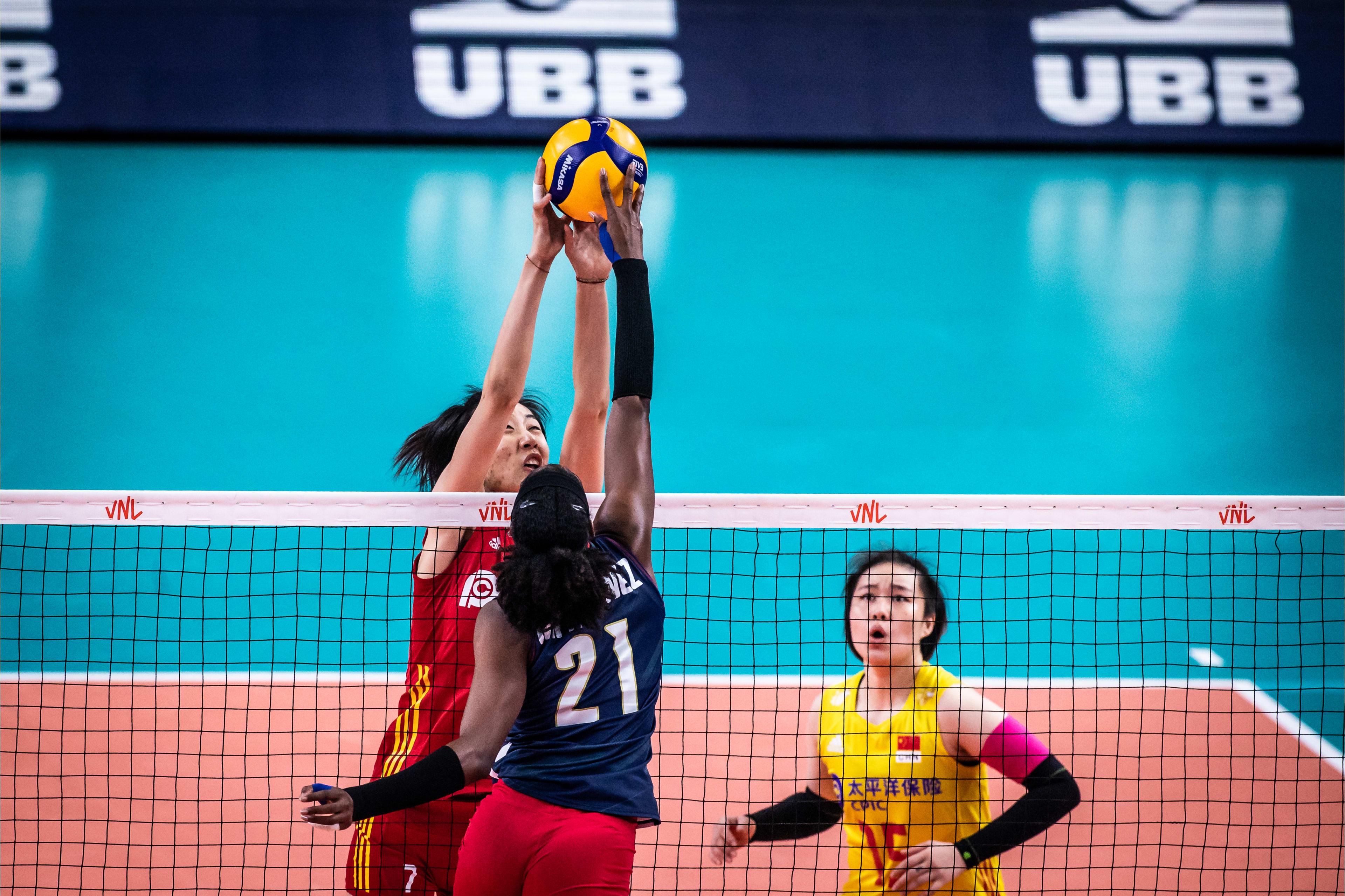 中国女排3-0横扫多米尼加，两连胜晋级总决赛！全队三人得分上双(4)