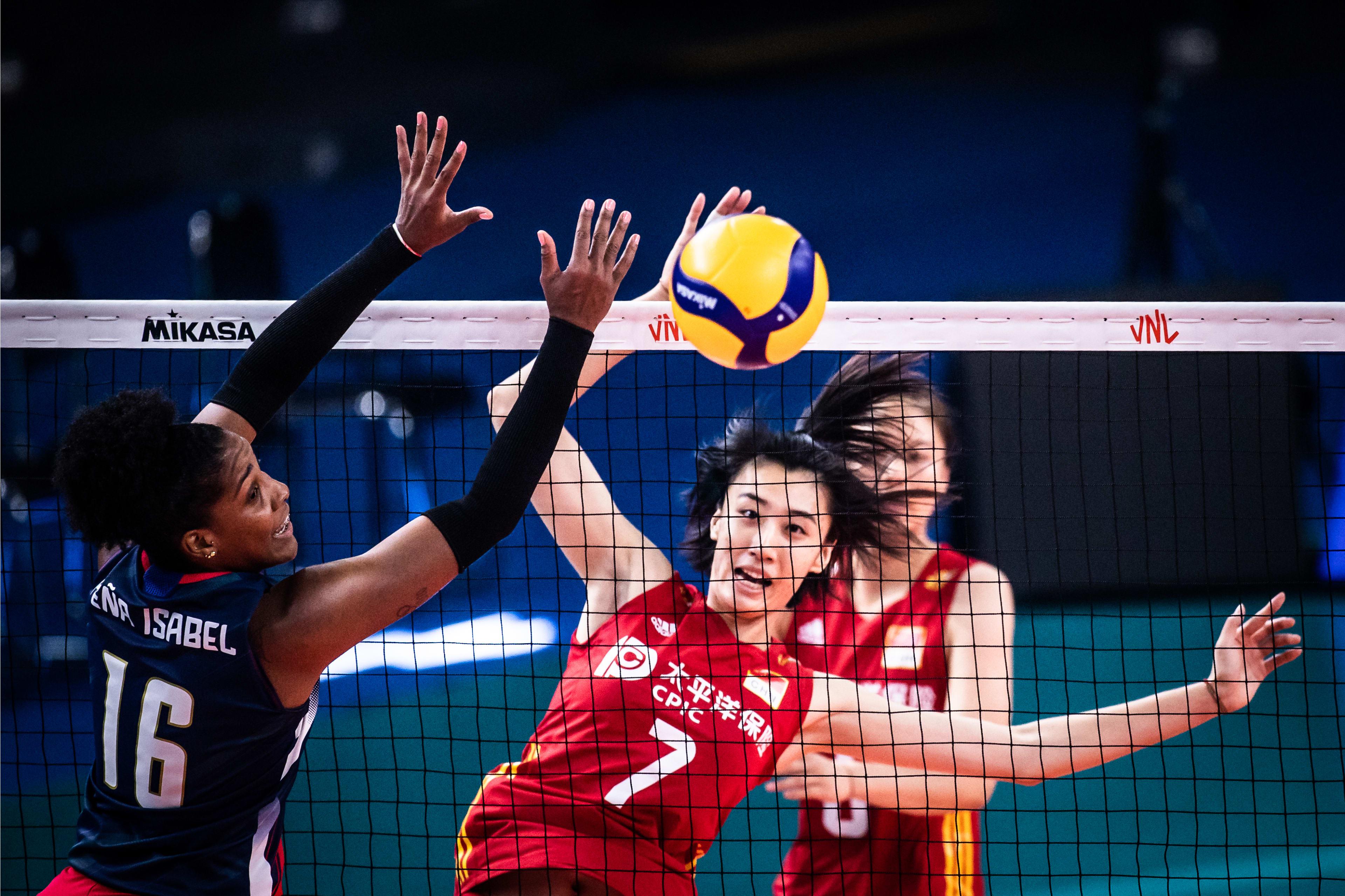 中国女排3-0横扫多米尼加，两连胜晋级总决赛！全队三人得分上双(5)