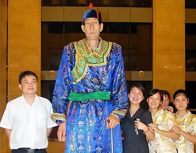 中国第一巨人鲍喜顺：娶小28岁娇妻，不听劝生子，如今怎样了？(1)