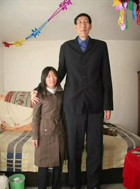 中国第一巨人鲍喜顺：娶小28岁娇妻，不听劝生子，如今怎样了？(16)