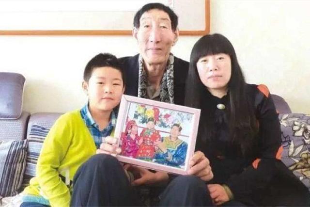 中国第一巨人鲍喜顺：娶小28岁娇妻，不听劝生子，如今怎样了？(18)