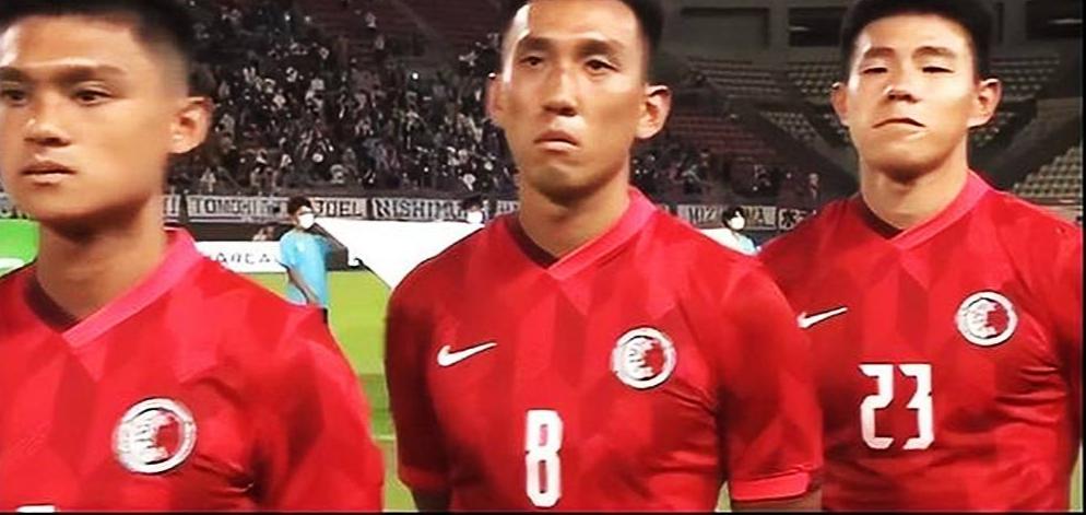 痛心！中国香港球员又一次拒唱国歌，东亚杯球迷呼吁重罚(2)
