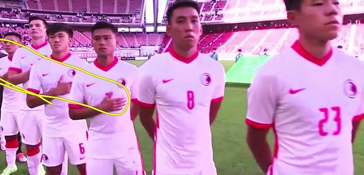 痛心！中国香港球员又一次拒唱国歌，东亚杯球迷呼吁重罚(4)