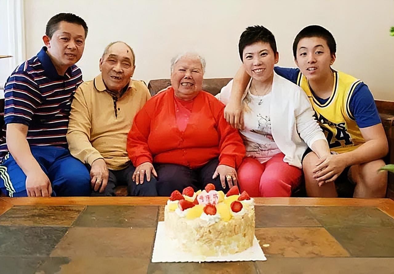 儿子法国出生被质疑不是中国籍，邓亚萍晒护照：作为中国人而自豪(31)