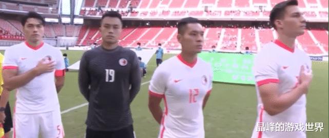 ​东亚杯奇怪的一幕！中国香港队3名归化球员唱国歌，其他8人不开口(1)