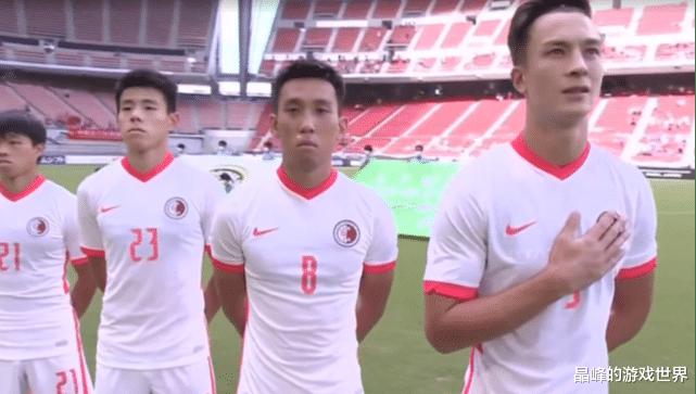 ​东亚杯奇怪的一幕！中国香港队3名归化球员唱国歌，其他8人不开口(2)