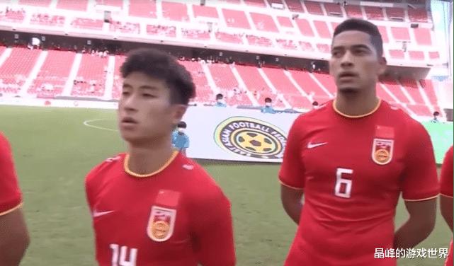 ​东亚杯奇怪的一幕！中国香港队3名归化球员唱国歌，其他8人不开口(5)