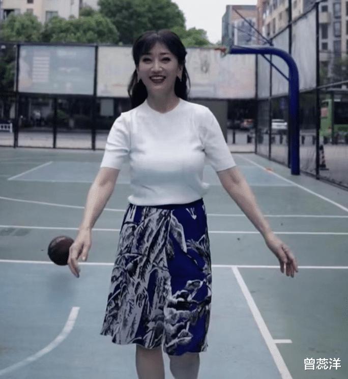 不老女神赵雅芝晒篮球日常，三步上篮精准，如今已68岁(1)