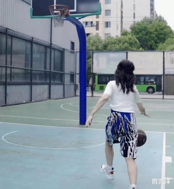 不老女神赵雅芝晒篮球日常，三步上篮精准，如今已68岁(2)