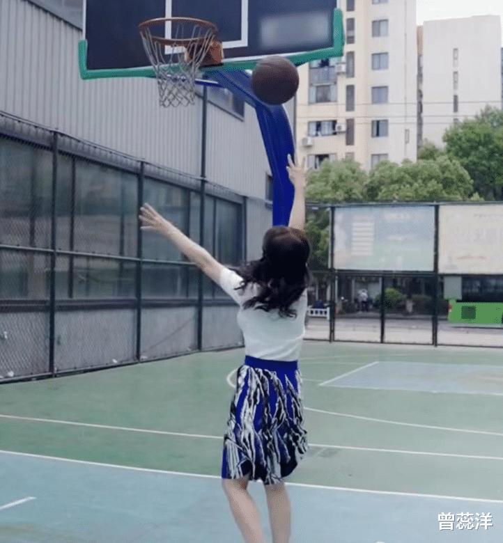 不老女神赵雅芝晒篮球日常，三步上篮精准，如今已68岁(4)
