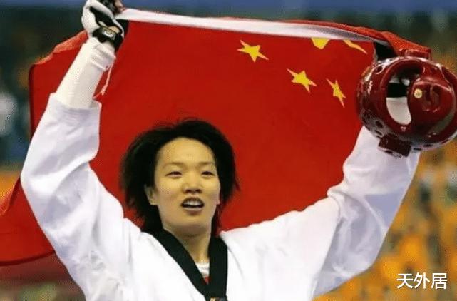 官宣！中国2届奥运冠军入选名人堂，嫁教练生俩娃，新华社狂赞(1)
