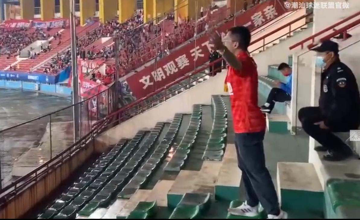 致敬！广州队唯一客场球迷冒雨助威，困境下远征郑州，值得敬佩(2)