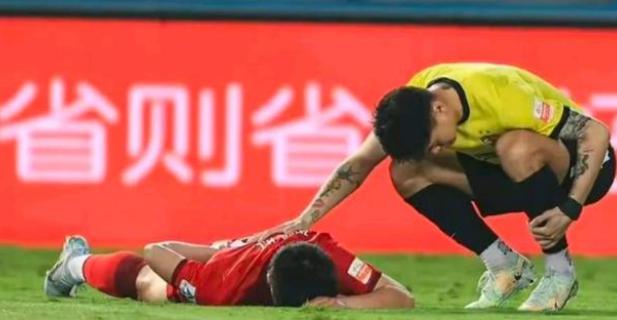 中国又一32岁名将比赛时骨折重伤，4根骨头被折，又是韦世豪干的(1)