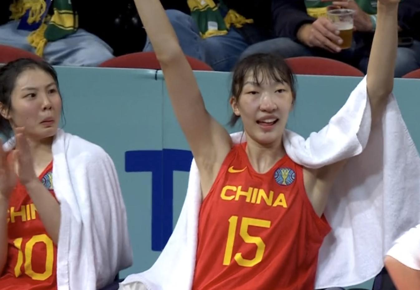 韩国教练面如死灰！三节输中国48分，女篮第一美女做鬼脸逗笑队友(5)