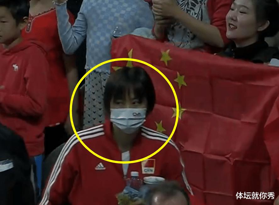 3-0！中国女排开门红，可有谁注意到，赛后这一镜头，看着真心酸(4)