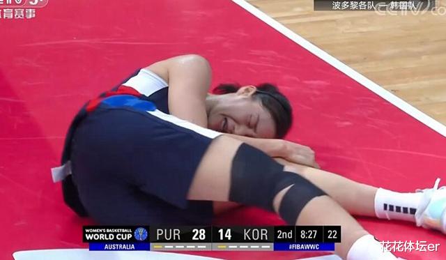 女篮世界杯重伤！韩国球员被轮椅推出场，韩媒：或对生活造成打击(1)