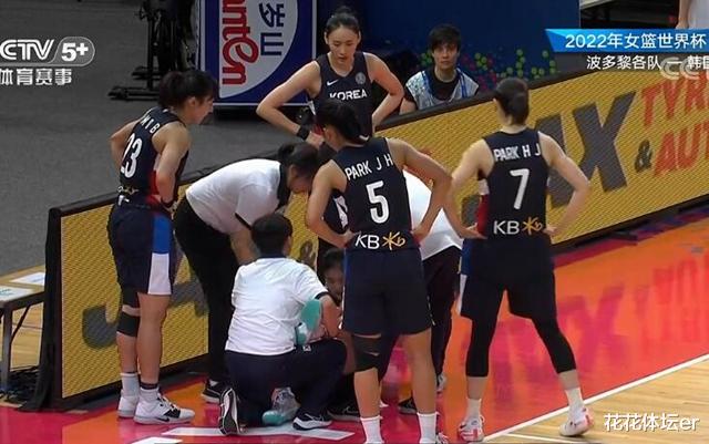 女篮世界杯重伤！韩国球员被轮椅推出场，韩媒：或对生活造成打击(2)