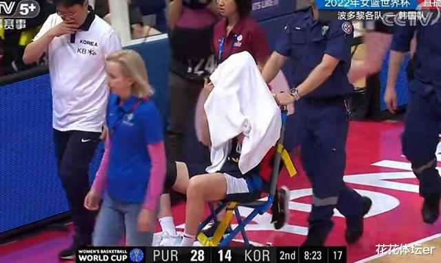 女篮世界杯重伤！韩国球员被轮椅推出场，韩媒：或对生活造成打击(3)