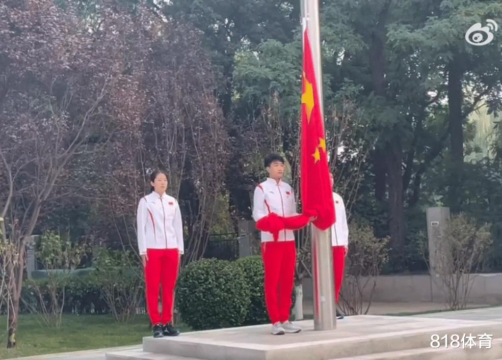 动容! 韩国归化冠军林孝埈参加中国队升旗, 一身中国红全程高唱国歌(5)