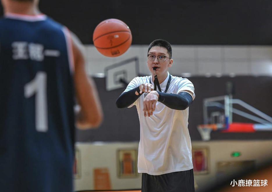 正式出山！中国男篮名宿重返赛场，担任教练，帮助姚明打造未来(4)