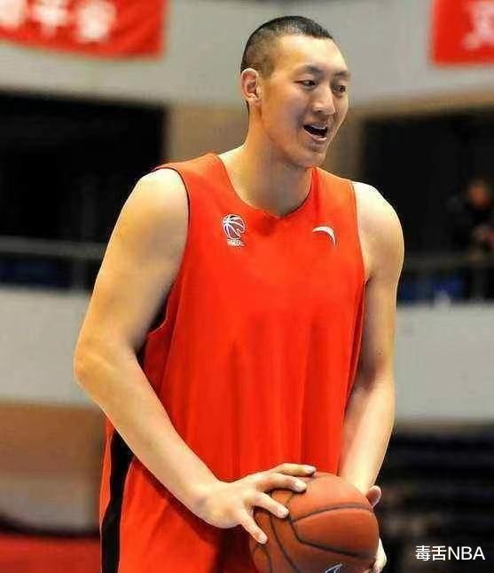 他是国内最高篮球运动员，姚明都要抬头看他，退役后娶1米87娇妻(1)