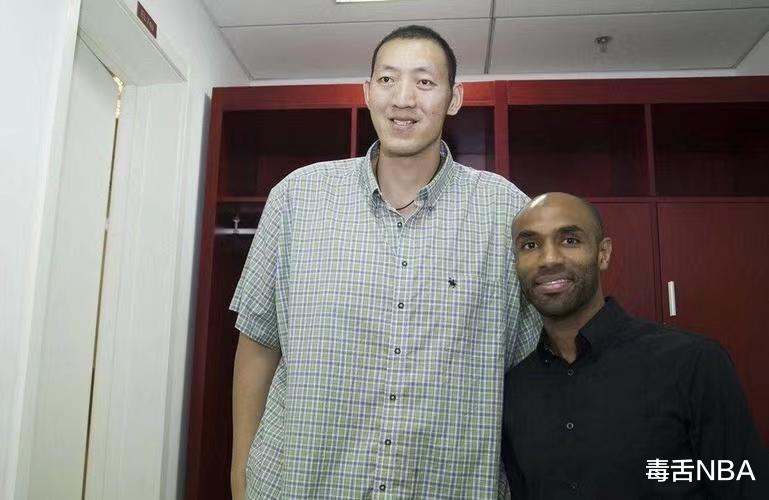 他是国内最高篮球运动员，姚明都要抬头看他，退役后娶1米87娇妻(2)