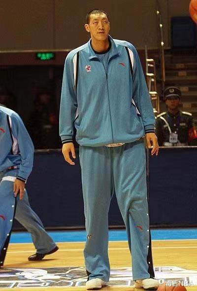 他是国内最高篮球运动员，姚明都要抬头看他，退役后娶1米87娇妻(3)