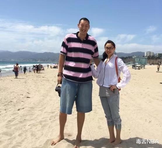 他是国内最高篮球运动员，姚明都要抬头看他，退役后娶1米87娇妻(4)