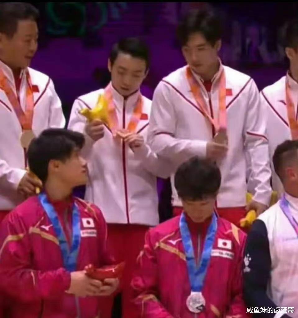 中国男团强势夺冠，颁奖与东道主其乐融融，日本奥运冠军重大失误(2)