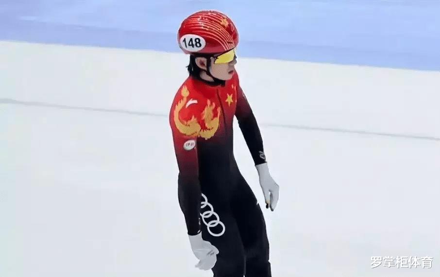 累瘫在队友怀中！韩籍归化奥运冠军一人撑起整个中国队，冰迷泪目(4)