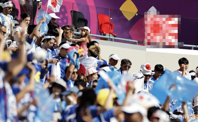 爱捡垃圾的日本球迷，在世界杯挂起了侵华“旭日旗”(1)