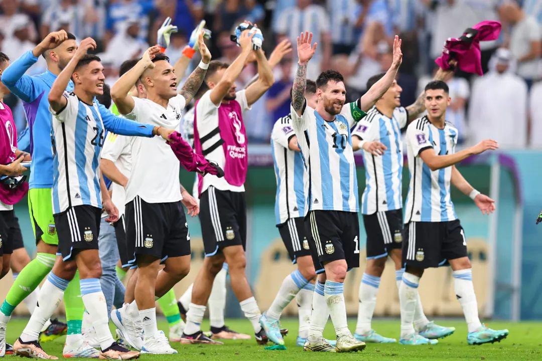 2-0首胜！梅西逆境中拯救阿根廷，用最好的方式告慰老马(5)