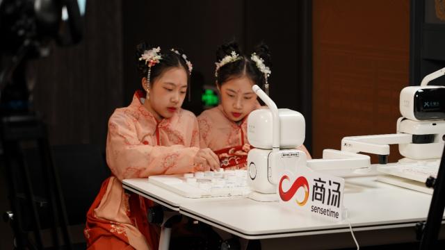 “元萝卜杯”人机大战：西安9岁双胞胎力克象棋AI(1)
