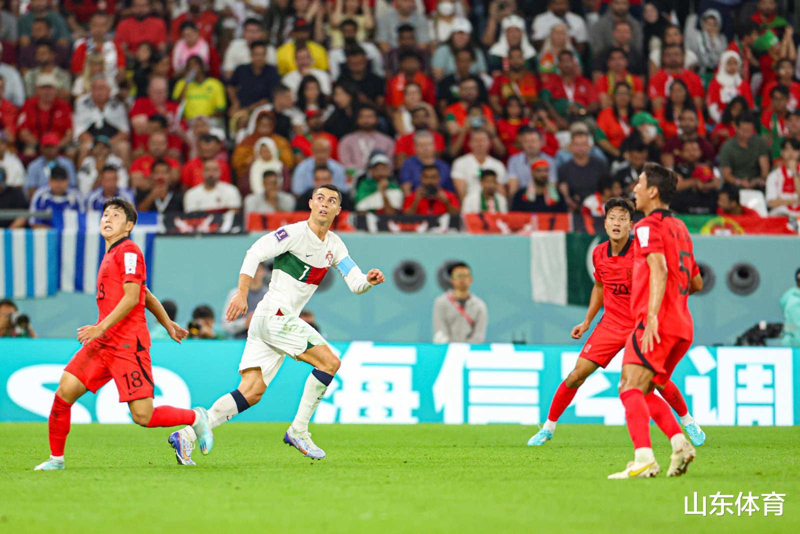世界杯上演搞笑一幕：韩国主帅被罚看台不忘唠嗑，刚吵完架丢球了(1)