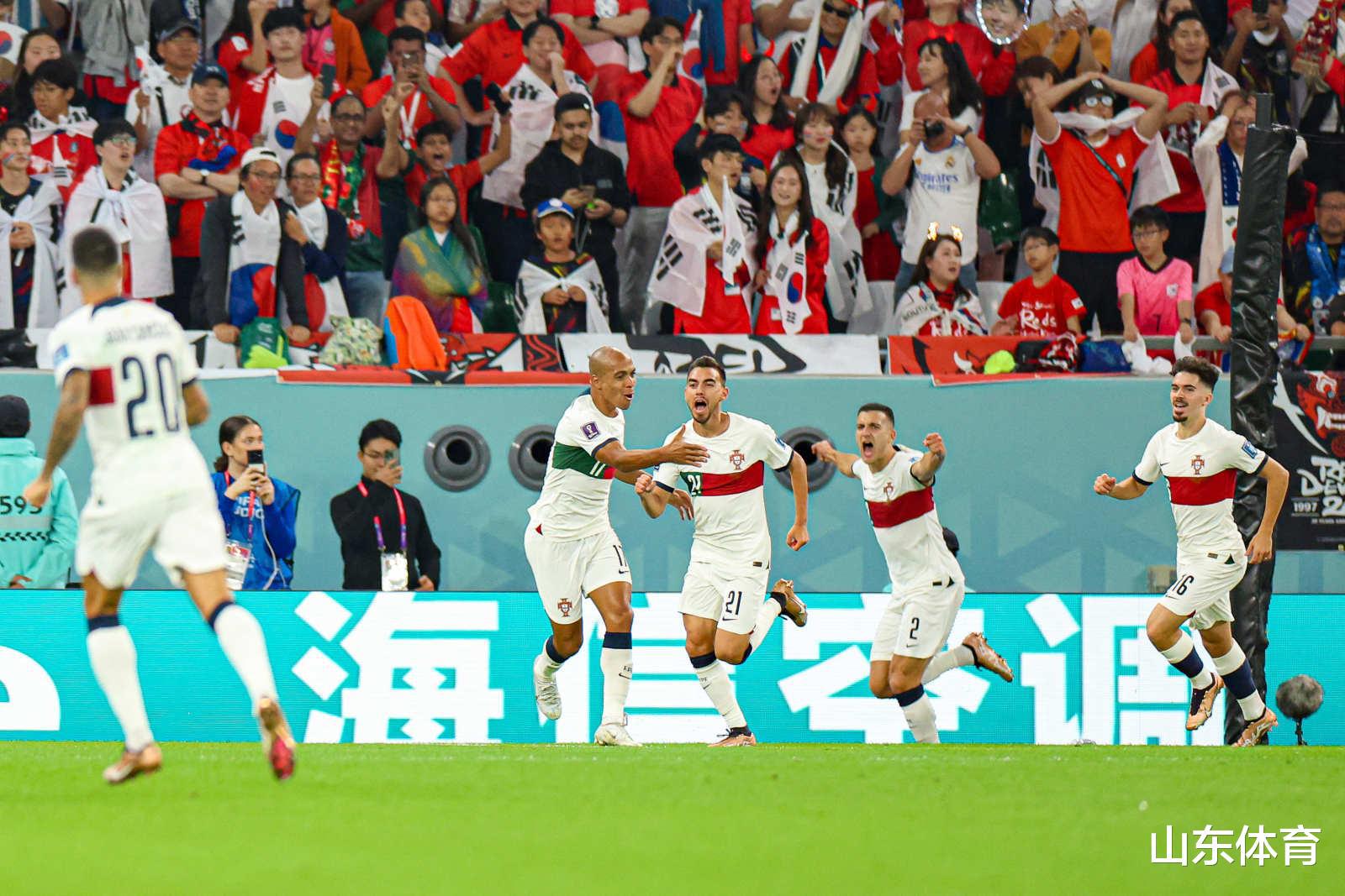 世界杯上演搞笑一幕：韩国主帅被罚看台不忘唠嗑，刚吵完架丢球了(3)
