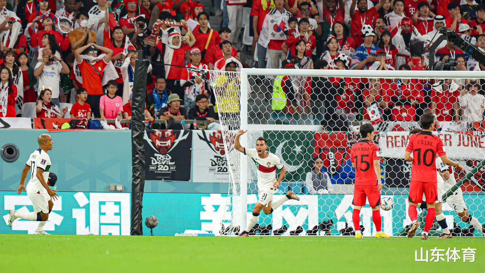 世界杯上演搞笑一幕：韩国主帅被罚看台不忘唠嗑，刚吵完架丢球了(4)