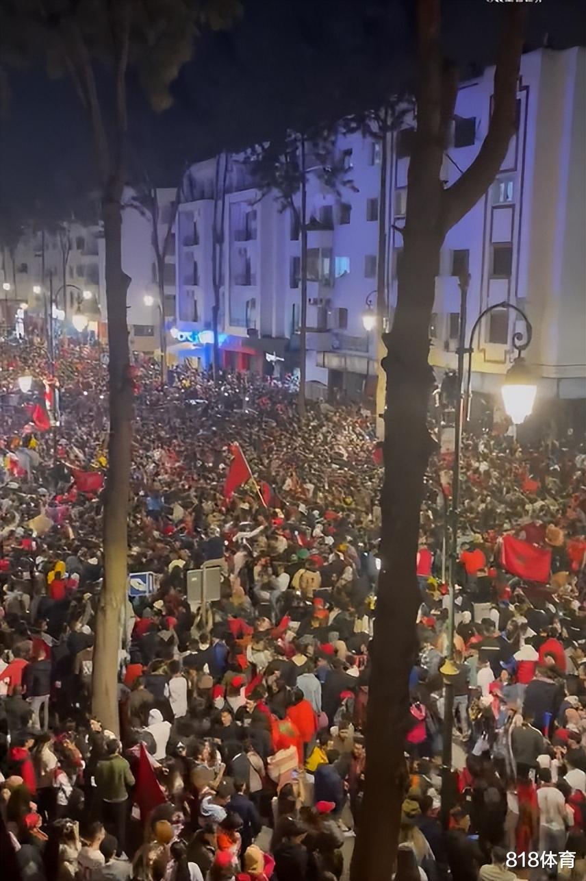 与民同乐! 摩洛哥国王豪车游行庆祝晋级8强, 百万民众争睹圣容忙坏保镖(4)