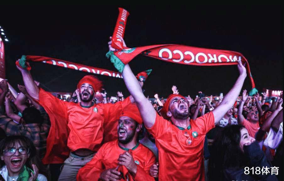 与民同乐! 摩洛哥国王豪车游行庆祝晋级8强, 百万民众争睹圣容忙坏保镖(5)