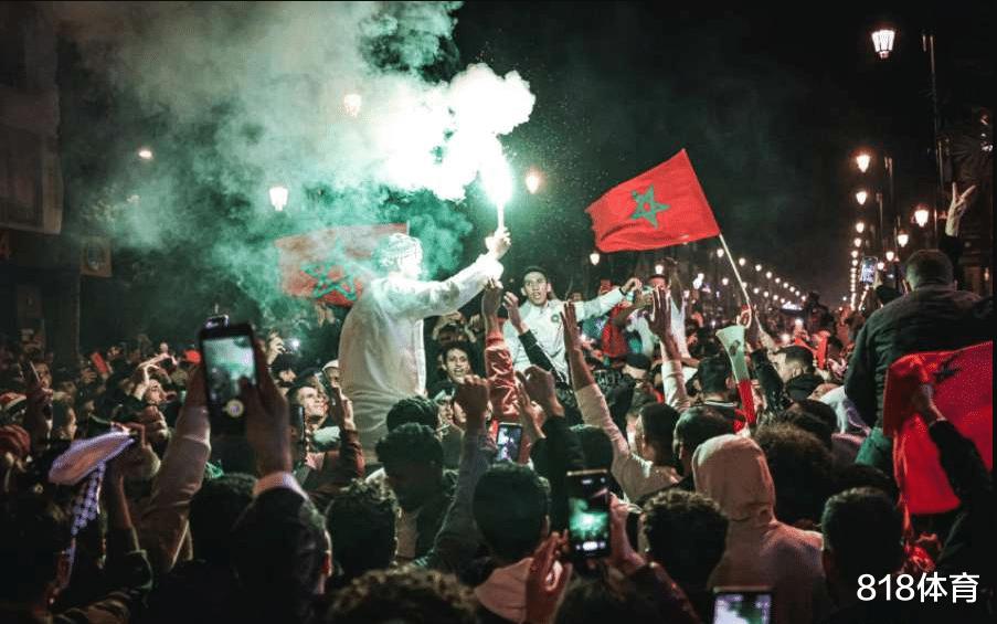 与民同乐! 摩洛哥国王豪车游行庆祝晋级8强, 百万民众争睹圣容忙坏保镖(7)