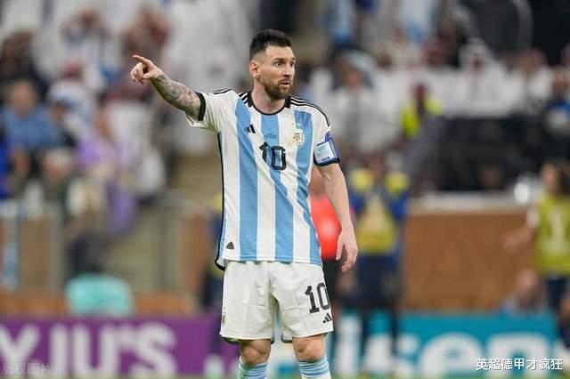 南美洲足协把事先打印好的巨型支票送到阿根廷更衣室梅西手中！(3)