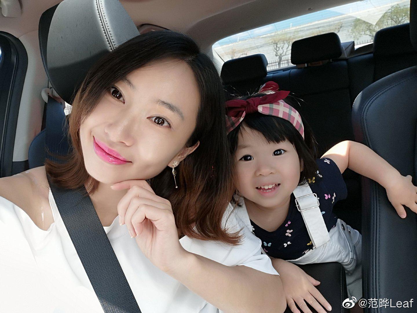 中国又一世界冠军公布怀二胎喜讯，挺孕肚拍全家福，女儿活泼可爱(2)