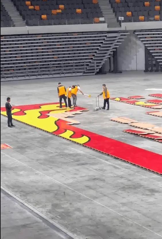 坐标东莞篮球中心，宏远主场开始铺地板，球迷调侃配色像番茄炒蛋(1)