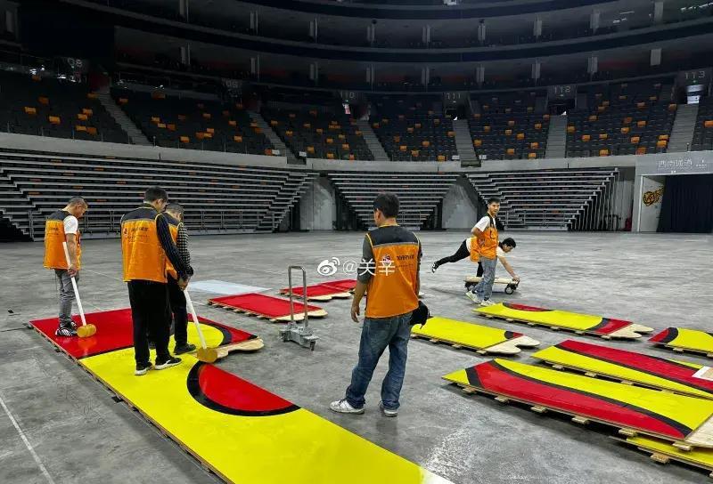坐标东莞篮球中心，宏远主场开始铺地板，球迷调侃配色像番茄炒蛋(4)