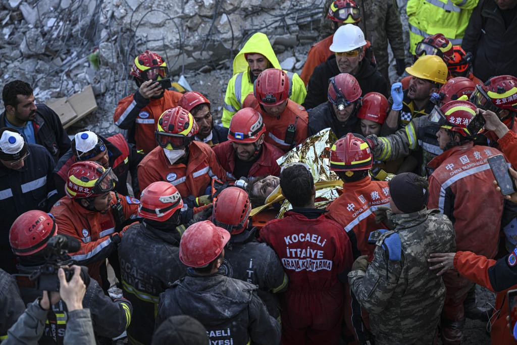 土耳其女排16人全部遇难！郎平蔡斌悲痛，中国救援队救出多人(5)