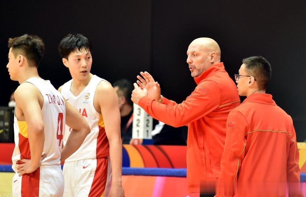为啥中国男篮越来越差，没有竞争，小圈子篮球?
台湾球员为啥能在cba站稳脚跟。因(1)