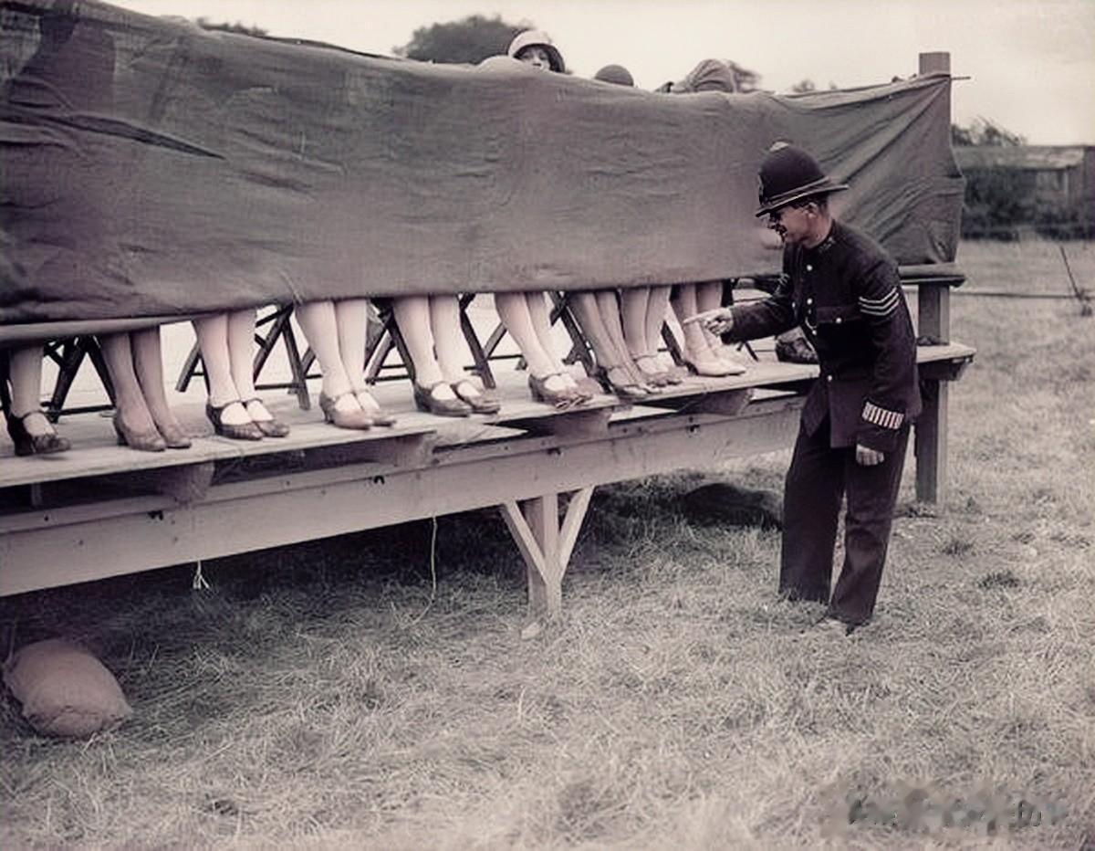 1930年，伦敦举办了一场名为“最美脚踝”的选美比赛。这是一种在欧美国家流行的选(1)