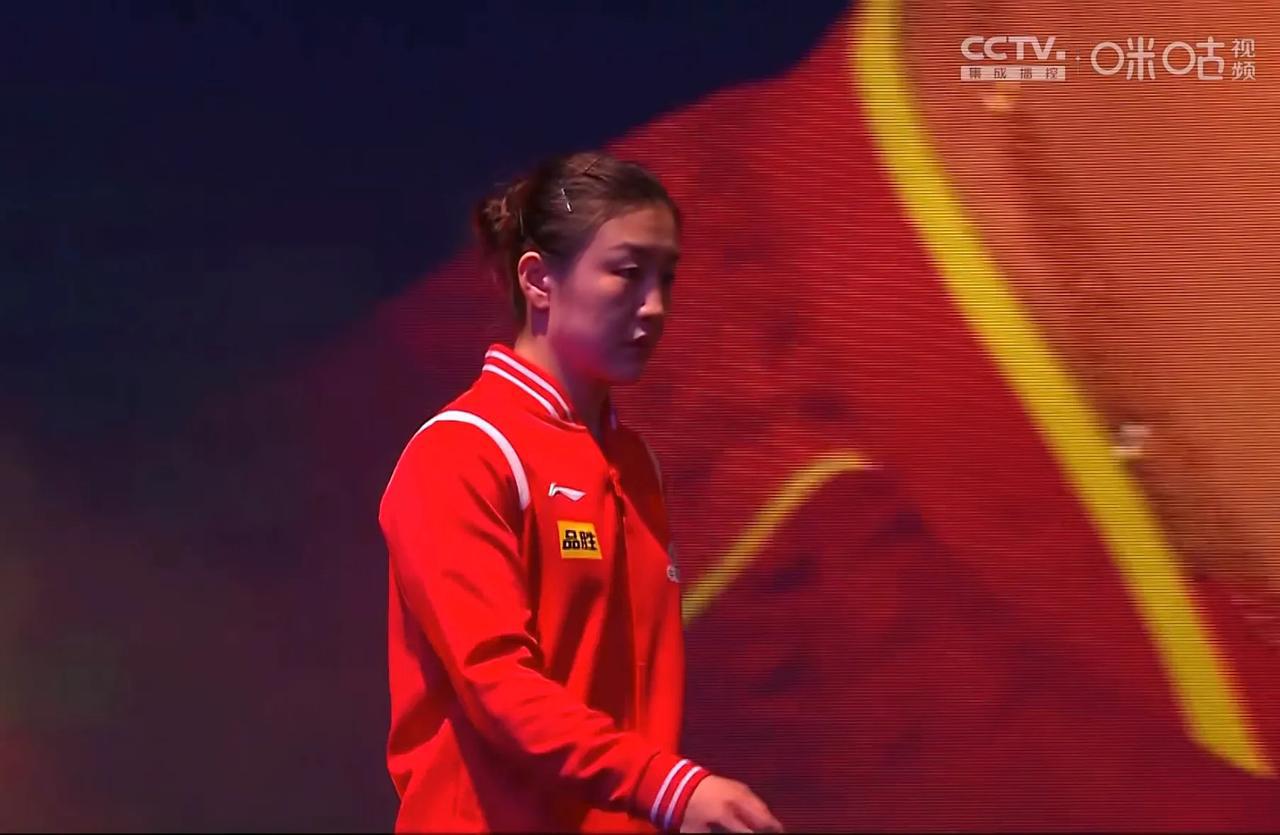 德班世乒赛女单决赛开始前，特邀嘉宾王曼昱手捧奖杯放在台上，那感觉像是要她交出两年(7)